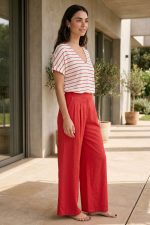 Ριγέ t-shirt viscose Κωδ¨22526 Χαρακτηριστικά Προϊόντος • Ύφασμα: Viscose – linen  blend • Γραμμή: Oversized • Εφαρμογή: Άνετη & αέρινη • Λαιμόκοψη: V neckline • Σχέδιο: Ριγέ melange • Υφή: Πολύ μαλακή & breathable • Δεν τσιμπάει • Κατάλληλο για ευαίσθητα δέρματα & άτομα με αλλεργίες • Ανάλαφρη καλοκαιρινή αίσθηση • Ιδανικό για καθημερινό & resort styling  Διαστάσεις • Στήθος: έως 120 cm • Μέση: έως 120 cm • Περιφέρεια: έως 125 cm • Μήκος: κανονικό Φροντίδα • Πλύσιμο έως 30°C • Χωρίς στύψιμο • Φυσικό στέγνωμα