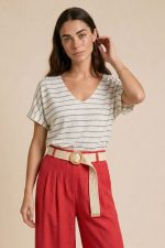 Ριγέ t-shirt viscose Κωδ¨22526 Χαρακτηριστικά Προϊόντος • Ύφασμα: Viscose – linen  blend • Γραμμή: Oversized • Εφαρμογή: Άνετη & αέρινη • Λαιμόκοψη: V neckline • Σχέδιο: Ριγέ melange • Υφή: Πολύ μαλακή & breathable • Δεν τσιμπάει • Κατάλληλο για ευαίσθητα δέρματα & άτομα με αλλεργίες • Ανάλαφρη καλοκαιρινή αίσθηση • Ιδανικό για καθημερινό & resort styling  Διαστάσεις • Στήθος: έως 120 cm • Μέση: έως 120 cm • Περιφέρεια: έως 125 cm • Μήκος: κανονικό Φροντίδα • Πλύσιμο έως 30°C • Χωρίς στύψιμο • Φυσικό στέγνωμα