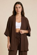 Σετ Κιμονό Παντελόνα Crepe in Brown Kimono • One Size Fit (καλύπτει έως X-Large) • Φαρδιά 3/4 μανίκια σε τετράγωνη γραμμή • Loose & αέρινη εφαρμογή • Ανάλαφρη κίνηση που ρέει όμορφα στο σώμα • Ύφασμα: Crepe • Υφή: Δροσερή & breathable Παντελόνα • Ύφασμα crêpe, ανάλαφρο & άνετο • Wide leg γραμμή • Λάστιχο στη μέση • Άνετη εφαρμογή χωρίς να πιέζει • Elegant flow σε κάθε κίνηση  Διαστάσεις Kimono (One Size) • Στήθος: έως 115 cm • Εφαρμογή: καλύπτει έως XL Παντελόνα • Μέση: έως 90 cm • Περιφέρεια: έως 115 cm • Μήκος: 99 cm  Φροντίδα • Πλύσιμο στο χέρι ή έως 30°C • Χωρίς στύψιμο • Φυσικό στέγνωμα Non Iron