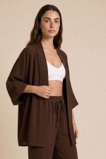 Σετ Κιμονό Παντελόνα Crepe in Brown Kimono • One Size Fit (καλύπτει έως X-Large) • Φαρδιά 3/4 μανίκια σε τετράγωνη γραμμή • Loose & αέρινη εφαρμογή • Ανάλαφρη κίνηση που ρέει όμορφα στο σώμα • Ύφασμα: Crepe • Υφή: Δροσερή & breathable Παντελόνα • Ύφασμα crêpe, ανάλαφρο & άνετο • Wide leg γραμμή • Λάστιχο στη μέση • Άνετη εφαρμογή χωρίς να πιέζει • Elegant flow σε κάθε κίνηση  Διαστάσεις Kimono (One Size) • Στήθος: έως 115 cm • Εφαρμογή: καλύπτει έως XL Παντελόνα • Μέση: έως 90 cm • Περιφέρεια: έως 115 cm • Μήκος: 99 cm  Φροντίδα • Πλύσιμο στο χέρι ή έως 30°C • Χωρίς στύψιμο • Φυσικό στέγνωμα Non Iron