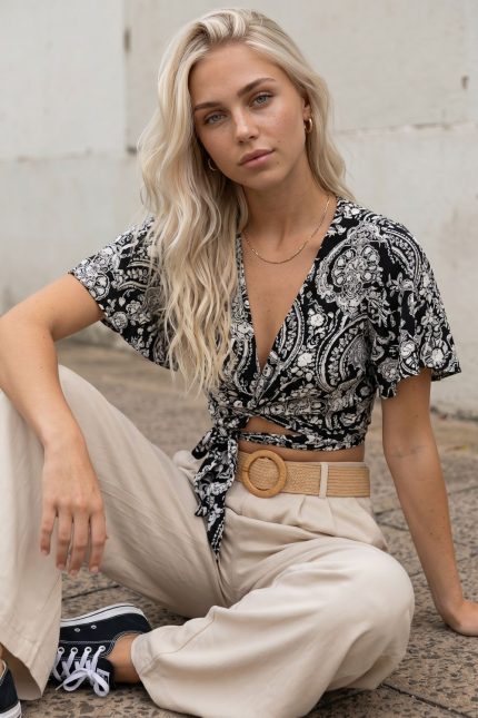 Iris Viscose Top Bw Λαχούρι Χαρακτηριστικά Προϊόντος • Πολυμορφικό κρουαζέ σχέδιο • Δένει μπροστά & πίσω • Μπορεί να φορεθεί και ανάποδα • Άνοιγμα μπροστά ή στην πλάτη ανάλογα το styling • Μανίκι σε άνετη γραμμή • Ύφασμα: Viscose • Αίσθηση: Πολύ δροσερή, ανάλαφρη & εξαιρετικά μαλακή στην αφή • Εφαρμογή: Άνετη • Μέγεθος: One Size (καλύπτει έως Medium Plus) • Κατάλληλο για ευαίσθητα δέρματα & άτομα με αλλεργίες • Made in Greece 📏 Διαστάσεις • Στήθος: έως 100 cm • Μέση: προσαρμόζεται με δέσιμο • Μήκος: crop κανονικό 🧼 Φροντίδα • Πλύσιμο έως 30°C • Χωρίς στύψιμο • Φυσικό στέγνωμα • Σιδέρωμα σε κανονική θερμοκρασία