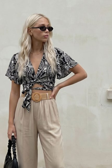 Iris Viscose Top Bw Λαχούρι Χαρακτηριστικά Προϊόντος • Πολυμορφικό κρουαζέ σχέδιο • Δένει μπροστά & πίσω • Μπορεί να φορεθεί και ανάποδα • Άνοιγμα μπροστά ή στην πλάτη ανάλογα το styling • Μανίκι σε άνετη γραμμή • Ύφασμα: Viscose • Αίσθηση: Πολύ δροσερή, ανάλαφρη & εξαιρετικά μαλακή στην αφή • Εφαρμογή: Άνετη • Μέγεθος: One Size (καλύπτει έως Medium Plus) • Κατάλληλο για ευαίσθητα δέρματα & άτομα με αλλεργίες • Made in Greece 📏 Διαστάσεις • Στήθος: έως 100 cm • Μέση: προσαρμόζεται με δέσιμο • Μήκος: crop κανονικό 🧼 Φροντίδα • Πλύσιμο έως 30°C • Χωρίς στύψιμο • Φυσικό στέγνωμα • Σιδέρωμα σε κανονική θερμοκρασία