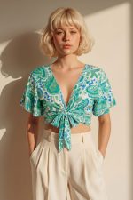 Iris Viscose Top Λαχούρι in mint Χαρακτηριστικά Προϊόντος • Πολυμορφικό κρουαζέ σχέδιο • Δένει μπροστά & πίσω • Μπορεί να φορεθεί και ανάποδα • Άνοιγμα μπροστά ή στην πλάτη ανάλογα το styling • Μανίκι σε άνετη γραμμή • Ύφασμα: Viscose • Αίσθηση: Πολύ δροσερή, ανάλαφρη & εξαιρετικά μαλακή στην αφή • Εφαρμογή: Άνετη • Μέγεθος: One Size (καλύπτει έως Medium Plus) • Κατάλληλο για ευαίσθητα δέρματα & άτομα με αλλεργίες • Made in Greece 📏 Διαστάσεις • Στήθος: έως 100 cm • Μέση: προσαρμόζεται με δέσιμο • Μήκος: crop κανονικό 🧼 Φροντίδα • Πλύσιμο έως 30°C • Χωρίς στύψιμο • Φυσικό στέγνωμα • Σιδέρωμα σε κανονική θερμοκρασία