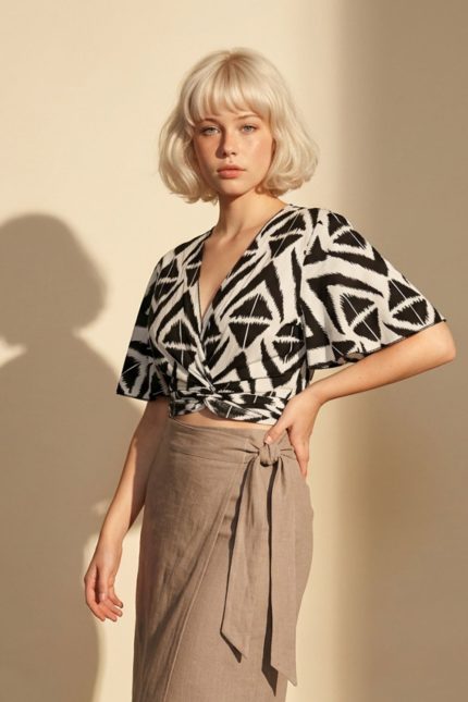 Iris Viscose Top Ρόμβος Χαρακτηριστικά Προϊόντος • Πολυμορφικό κρουαζέ σχέδιο • Δένει μπροστά & πίσω • Μπορεί να φορεθεί και ανάποδα • Άνοιγμα μπροστά ή στην πλάτη ανάλογα το styling • Μανίκι σε άνετη γραμμή • Ύφασμα: Viscose • Αίσθηση: Πολύ δροσερή, ανάλαφρη & εξαιρετικά μαλακή στην αφή • Εφαρμογή: Άνετη • Μέγεθος: One Size (καλύπτει έως Medium Plus) • Κατάλληλο για ευαίσθητα δέρματα & άτομα με αλλεργίες • Made in Greece 📏 Διαστάσεις • Στήθος: έως 100 cm • Μέση: προσαρμόζεται με δέσιμο • Μήκος: crop κανονικό 🧼 Φροντίδα • Πλύσιμο έως 30°C • Χωρίς στύψιμο • Φυσικό στέγνωμα • Σιδέρωμα σε κανονική θερμοκρασία