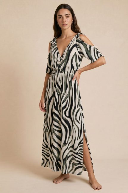 • Maxi φόρεμα σε αέρινη γραμμή • Shoulder cut σχέδιο • Μανίκια 3/4 • Κρουαζέ άνοιγμα μπροστά • Λάστιχο στη μέση για πιο άνετη εφαρμογή • Σκίσιμο στο πλάι • Ύφασμα: Μαλακό & δροσερό μαγιόπανο • Υφή: Πολύ απαλή, ανάλαφρη & breathable • Εφαρμογή: Άνετη – relaxed fit • Μέγεθος: One Size (καλύπτει έως 2XL) • Ιδιότητα: Non iron • Κατάλληλο για ευαίσθητα δέρματα Διαστάσεις • Στήθος: έως 125 cm • Μέση: έως 120 cm • Περιφέρεια: έως 150 cm • Μήκος: περίπου 140 cm Φροντίδα • Πλύσιμο έως 30°C • Χωρίς στύψιμο • Φυσικό στέγνωμα • Δεν χρειάζεται σιδέρωμα (non iron)