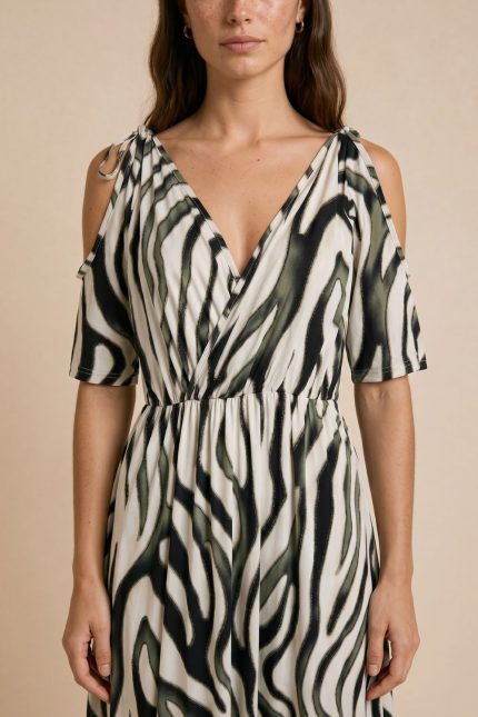 • Maxi φόρεμα σε αέρινη γραμμή • Shoulder cut σχέδιο • Μανίκια 3/4 • Κρουαζέ άνοιγμα μπροστά • Λάστιχο στη μέση για πιο άνετη εφαρμογή • Σκίσιμο στο πλάι • Ύφασμα: Μαλακό & δροσερό μαγιόπανο • Υφή: Πολύ απαλή, ανάλαφρη & breathable • Εφαρμογή: Άνετη – relaxed fit • Μέγεθος: One Size (καλύπτει έως 2XL) • Ιδιότητα: Non iron • Κατάλληλο για ευαίσθητα δέρματα Διαστάσεις • Στήθος: έως 125 cm • Μέση: έως 120 cm • Περιφέρεια: έως 150 cm • Μήκος: περίπου 140 cm Φροντίδα • Πλύσιμο έως 30°C • Χωρίς στύψιμο • Φυσικό στέγνωμα • Δεν χρειάζεται σιδέρωμα (non iron)