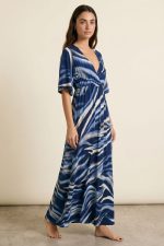 Κρουαζέ Danish Dress in Blue  Χαρακτηριστικά Προϊόντος • Κρουαζέ maxi φόρεμα • Wrap front σχέδιο • 3/4 bell μανίκια • Αέρινη & relaxed γραμμή • Μαλακό λάστιχο κάτω από το στήθος • Ύφασμα: Πολύ δροσερό & ανάλαφρο • Υφή: Extra μαλακή & breathable • Εφαρμογή: Άνετη – flowy fit • Μέγεθος: One Size (καλύπτει έως 2XL) • Super comfy εφαρμογή • Ιδανικό για καλοκαίρι & ταξίδια • Κατάλληλο για ευαίσθητα δέρματα & άτομα με αλλεργίες  Διαστάσεις • Στήθος: έως 125 cm • Μέση: έως 120 cm • Περιφέρεια: έως 150 cm • Μήκος: περίπου 138 cm  Φροντίδα • Πλύσιμο έως 30°C • Χωρίς στύψιμο • Φυσικό στέγνωμα • Δεν χρειάζεται ιδιαίτερο σιδέρωμα