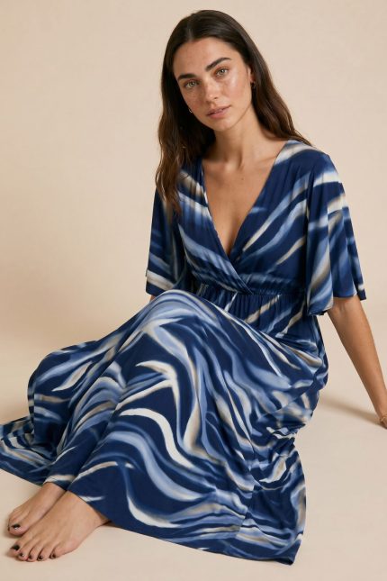 Κρουαζέ Danish Dress in Blue  Χαρακτηριστικά Προϊόντος • Κρουαζέ maxi φόρεμα • Wrap front σχέδιο • 3/4 bell μανίκια • Αέρινη & relaxed γραμμή • Μαλακό λάστιχο κάτω από το στήθος • Ύφασμα: Πολύ δροσερό & ανάλαφρο • Υφή: Extra μαλακή & breathable • Εφαρμογή: Άνετη – flowy fit • Μέγεθος: One Size (καλύπτει έως 2XL) • Super comfy εφαρμογή • Ιδανικό για καλοκαίρι & ταξίδια • Κατάλληλο για ευαίσθητα δέρματα & άτομα με αλλεργίες  Διαστάσεις • Στήθος: έως 125 cm • Μέση: έως 120 cm • Περιφέρεια: έως 150 cm • Μήκος: περίπου 138 cm  Φροντίδα • Πλύσιμο έως 30°C • Χωρίς στύψιμο • Φυσικό στέγνωμα • Δεν χρειάζεται ιδιαίτερο σιδέρωμα