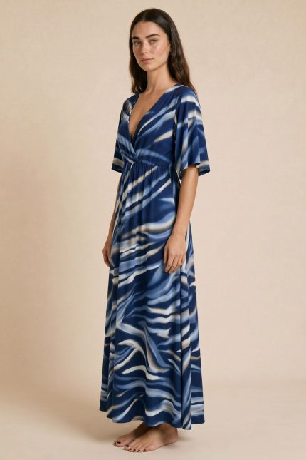 Κρουαζέ Danish Dress in Blue  Χαρακτηριστικά Προϊόντος • Κρουαζέ maxi φόρεμα • Wrap front σχέδιο • 3/4 bell μανίκια • Αέρινη & relaxed γραμμή • Μαλακό λάστιχο κάτω από το στήθος • Ύφασμα: Πολύ δροσερό & ανάλαφρο • Υφή: Extra μαλακή & breathable • Εφαρμογή: Άνετη – flowy fit • Μέγεθος: One Size (καλύπτει έως 2XL) • Super comfy εφαρμογή • Ιδανικό για καλοκαίρι & ταξίδια • Κατάλληλο για ευαίσθητα δέρματα & άτομα με αλλεργίες  Διαστάσεις • Στήθος: έως 125 cm • Μέση: έως 120 cm • Περιφέρεια: έως 150 cm • Μήκος: περίπου 138 cm  Φροντίδα • Πλύσιμο έως 30°C • Χωρίς στύψιμο • Φυσικό στέγνωμα • Δεν χρειάζεται ιδιαίτερο σιδέρωμα