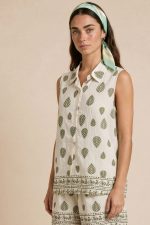 Safari Floral Leaf Set  Χαρακτηριστικά Προϊόντος Πουκάμισο • Αμάνικο σχέδιο • Κουμπιά μπροστά • Relaxed εφαρμογή • Ύφασμα πολύ δροσερό & ανάλαφρο • Δεν διαφανίζει • Botanical floral print • One Size (καλύπτει έως Large) Παντελόνα • Zip culotte / wide leg γραμμή • Άνετη εφαρμογή • Λάστιχο στη μέση • Elegant flow κίνηση • Πολύ μαλακό & breathable ύφασμα • Δεν πιέζει το σώμα • One Size (καλύπτει έως Large)  Διαστάσεις Πουκάμισο • Στήθος: έως 108 cm • Περιφέρεια: έως 112 cm • Μήκος: περίπου 68 cm Παντελόνα • Μέση: έως 92 cm • Περιφέρεια: έως 118 cm • Μήκος: περίπου 101 cm  Φροντίδα • Πλύσιμο έως 30°C • Χωρίς στύψιμο • Φυσικό στέγνωμα • Δεν χρειάζεται έντονο σιδέρωμα