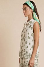 Safari Floral Leaf Set  Χαρακτηριστικά Προϊόντος Πουκάμισο • Αμάνικο σχέδιο • Κουμπιά μπροστά • Relaxed εφαρμογή • Ύφασμα πολύ δροσερό & ανάλαφρο • Δεν διαφανίζει • Botanical floral print • One Size (καλύπτει έως Large) Παντελόνα • Zip culotte / wide leg γραμμή • Άνετη εφαρμογή • Λάστιχο στη μέση • Elegant flow κίνηση • Πολύ μαλακό & breathable ύφασμα • Δεν πιέζει το σώμα • One Size (καλύπτει έως Large)  Διαστάσεις Πουκάμισο • Στήθος: έως 108 cm • Περιφέρεια: έως 112 cm • Μήκος: περίπου 68 cm Παντελόνα • Μέση: έως 92 cm • Περιφέρεια: έως 118 cm • Μήκος: περίπου 101 cm  Φροντίδα • Πλύσιμο έως 30°C • Χωρίς στύψιμο • Φυσικό στέγνωμα • Δεν χρειάζεται έντονο σιδέρωμα