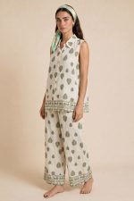 Safari Floral Leaf Set  Χαρακτηριστικά Προϊόντος Πουκάμισο • Αμάνικο σχέδιο • Κουμπιά μπροστά • Relaxed εφαρμογή • Ύφασμα πολύ δροσερό & ανάλαφρο • Δεν διαφανίζει • Botanical floral print • One Size (καλύπτει έως Large) Παντελόνα • Zip culotte / wide leg γραμμή • Άνετη εφαρμογή • Λάστιχο στη μέση • Elegant flow κίνηση • Πολύ μαλακό & breathable ύφασμα • Δεν πιέζει το σώμα • One Size (καλύπτει έως Large)  Διαστάσεις Πουκάμισο • Στήθος: έως 108 cm • Περιφέρεια: έως 112 cm • Μήκος: περίπου 68 cm Παντελόνα • Μέση: έως 92 cm • Περιφέρεια: έως 118 cm • Μήκος: περίπου 101 cm  Φροντίδα • Πλύσιμο έως 30°C • Χωρίς στύψιμο • Φυσικό στέγνωμα • Δεν χρειάζεται έντονο σιδέρωμα