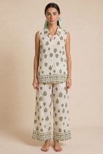 Safari Floral Leaf Set  Χαρακτηριστικά Προϊόντος Πουκάμισο • Αμάνικο σχέδιο • Κουμπιά μπροστά • Relaxed εφαρμογή • Ύφασμα πολύ δροσερό & ανάλαφρο • Δεν διαφανίζει • Botanical floral print • One Size (καλύπτει έως Large) Παντελόνα • Zip culotte / wide leg γραμμή • Άνετη εφαρμογή • Λάστιχο στη μέση • Elegant flow κίνηση • Πολύ μαλακό & breathable ύφασμα • Δεν πιέζει το σώμα • One Size (καλύπτει έως Large)  Διαστάσεις Πουκάμισο • Στήθος: έως 108 cm • Περιφέρεια: έως 112 cm • Μήκος: περίπου 68 cm Παντελόνα • Μέση: έως 92 cm • Περιφέρεια: έως 118 cm • Μήκος: περίπου 101 cm  Φροντίδα • Πλύσιμο έως 30°C • Χωρίς στύψιμο • Φυσικό στέγνωμα • Δεν χρειάζεται έντονο σιδέρωμα