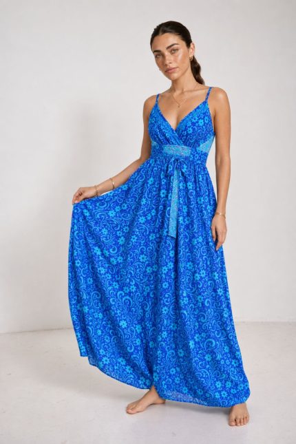 Gini Κρουαζέ Φόρεμα art silk blue Κωδικός: 1099coral  Χαρακτηριστικά Προϊόντος • Ύφασμα: 100% Art Silk in blue • Υφή: Σατινέ, αέρινη και δροσερή • Γραμμή: Χαλαρή εφαρμογή • Σχέδιο: Κρουαζέ Μέση με ζωνάκι που περνάει απο μέσα περιμετρικά  και δένει μπροστά   • Τελείωμα: Ασύμμετρο • Ραντάκια: Αυξομειώνονται • Πλάτη: Σφηκοφωλιά με λάστιχο για άνεση και καλύτερη εφαρμογή • Ιδιότητα: Non iron 📏 Διαστάσεις Φορέματος • Στήθος: έως 96 cm • Μέση: έως 98 cm • Περιφέρεια: έως 145 cm Οδηγίες Φροντίδας • Πλύσιμο στο χέρι ή στους 30°C • Όχι στύψιμο • Δεν χρειάζεται σιδέρωμα