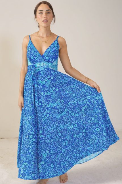 Gini Κρουαζέ Φόρεμα art silk blue Κωδικός: 1099coral  Χαρακτηριστικά Προϊόντος • Ύφασμα: 100% Art Silk in blue • Υφή: Σατινέ, αέρινη και δροσερή • Γραμμή: Χαλαρή εφαρμογή • Σχέδιο: Κρουαζέ Μέση με ζωνάκι που περνάει απο μέσα περιμετρικά  και δένει μπροστά   • Τελείωμα: Ασύμμετρο • Ραντάκια: Αυξομειώνονται • Πλάτη: Σφηκοφωλιά με λάστιχο για άνεση και καλύτερη εφαρμογή • Ιδιότητα: Non iron 📏 Διαστάσεις Φορέματος • Στήθος: έως 96 cm • Μέση: έως 98 cm • Περιφέρεια: έως 145 cm Οδηγίες Φροντίδας • Πλύσιμο στο χέρι ή στους 30°C • Όχι στύψιμο • Δεν χρειάζεται σιδέρωμα