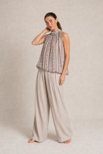 Pafos Neckhalter top Κωδ:5526  Χαρακτηριστικά Προϊόντος Neckhalter top κλείσιμο στο λαιμό χαλαρό με κουμπάκια  Γραμμή: Άνετη – balloon fit Τελείωμα: Με λάστιχο glitter κλωστή  μέσα στο pattern  Ύφασμα: Viscose φόδρα εσωτερικά – crepe εξωτερικά Μαλακό, breathable, κατάλληλο για ευαίσθητο δέρμα • Non iron • Μέγεθος: One Size (καλύπτει έως X-Large)  Διαστάσεις • Στήθος: έως 105 cm • Μέση: έως 100 cm • Περιφέρεια: έως 110 cm • Μήκος: κανονικό  Φροντίδα • Πλύσιμο έως 30°C • Χωρίς στύψιμο • Φυσικό στέγνωμα • Δεν χρειάζεται σιδέρωμα