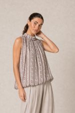 Pafos Neckhalter top Κωδ:5526  Χαρακτηριστικά Προϊόντος Neckhalter top κλείσιμο στο λαιμό χαλαρό με κουμπάκια  Γραμμή: Άνετη – balloon fit Τελείωμα: Με λάστιχο glitter κλωστή  μέσα στο pattern  Ύφασμα: Viscose φόδρα εσωτερικά – crepe εξωτερικά Μαλακό, breathable, κατάλληλο για ευαίσθητο δέρμα • Non iron • Μέγεθος: One Size (καλύπτει έως X-Large)  Διαστάσεις • Στήθος: έως 105 cm • Μέση: έως 100 cm • Περιφέρεια: έως 110 cm • Μήκος: κανονικό  Φροντίδα • Πλύσιμο έως 30°C • Χωρίς στύψιμο • Φυσικό στέγνωμα • Δεν χρειάζεται σιδέρωμα