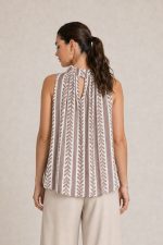 Pafos Neckhalter top Κωδ:5526  Χαρακτηριστικά Προϊόντος Neckhalter top κλείσιμο στο λαιμό χαλαρό με κουμπάκια  Γραμμή: Άνετη – balloon fit Τελείωμα: Με λάστιχο glitter κλωστή  μέσα στο pattern  Ύφασμα: Viscose φόδρα εσωτερικά – crepe εξωτερικά Μαλακό, breathable, κατάλληλο για ευαίσθητο δέρμα • Non iron • Μέγεθος: One Size (καλύπτει έως X-Large)  Διαστάσεις • Στήθος: έως 105 cm • Μέση: έως 100 cm • Περιφέρεια: έως 110 cm • Μήκος: κανονικό  Φροντίδα • Πλύσιμο έως 30°C • Χωρίς στύψιμο • Φυσικό στέγνωμα • Δεν χρειάζεται σιδέρωμα
