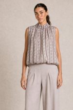 Pafos Neckhalter top Κωδ:5526  Χαρακτηριστικά Προϊόντος Neckhalter top κλείσιμο στο λαιμό χαλαρό με κουμπάκια  Γραμμή: Άνετη – balloon fit Τελείωμα: Με λάστιχο glitter κλωστή  μέσα στο pattern  Ύφασμα: Viscose φόδρα εσωτερικά – crepe εξωτερικά Μαλακό, breathable, κατάλληλο για ευαίσθητο δέρμα • Non iron • Μέγεθος: One Size (καλύπτει έως X-Large)  Διαστάσεις • Στήθος: έως 105 cm • Μέση: έως 100 cm • Περιφέρεια: έως 110 cm • Μήκος: κανονικό  Φροντίδα • Πλύσιμο έως 30°C • Χωρίς στύψιμο • Φυσικό στέγνωμα • Δεν χρειάζεται σιδέρωμα