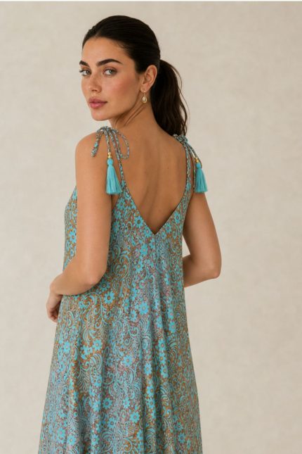 Julie Dress in Mint Χαρακτηριστικά Προϊόντος • Υλικό: 100% Art Silk • Υφή: Ανάλαφρη, δροσερή & σατινέ • Γραμμή: Maxi με αέρινη εφαρμογή • Κόψιμο: Ασύμμετρο που κολακεύει τη σιλουέτα • Λαιμόκοψη: V cut μπροστά & πίσω • Ραντάκια: Κορδονάκια που δένουν και προσαρμόζονται • Τελείωμα: Ασύμμετρο • Ιδιότητα: Non Iron • Μέγεθος: One Size (καλύπτει έως Large Plus) Εφαρμογή • Άνετη, αέρινη εφαρμογή • Καλύπτει άνετα έως L/XL Οδηγίες Φροντίδας • Πλύσιμο στο χέρι ή στους 30°C • Χωρίς στύψιμο • Φυσικό στέγνωμα • Δεν απαιτεί σιδέρωμα (non iron)
