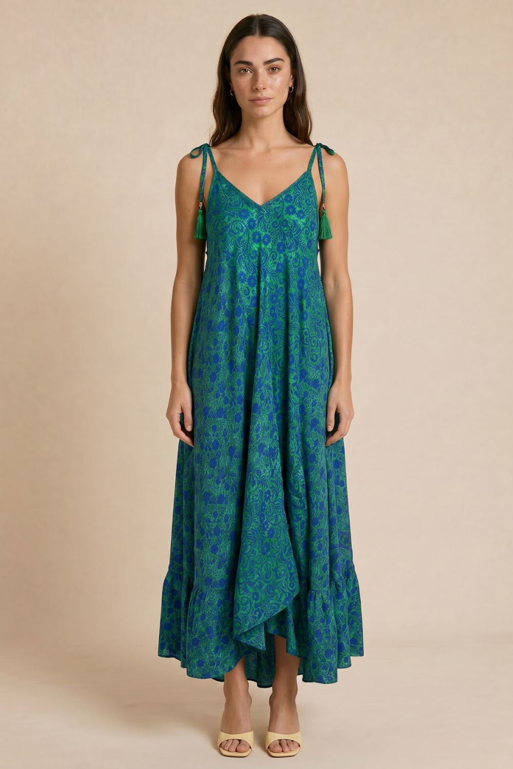 Julie Dress in Green Χαρακτηριστικά Προϊόντος • Υλικό: 100% Art Silk • Υφή: Ανάλαφρη, δροσερή & σατινέ • Κόψιμο: Ασύμμετρο που κολακεύει τη σιλουέτα • Λαιμόκοψη: V cut μπροστά & πίσω • Ραντάκια: Κορδονάκια που δένουν και προσαρμόζονται • Τελείωμα: Ασύμμετρο • Ιδιότητα: Non Iron • Μέγεθος: One Size  Εφαρμογή • Άνετη, αέρινη εφαρμογή • Καλύπτει άνετα έως L/XL Στήθος: έως 100–105 cm Μέση: έως 100 cm  Περιφέρεια: έως 145 cm Οδηγίες Φροντίδας • Πλύσιμο στο χέρι ή στους 30°C • Χωρίς στύψιμο • Φυσικό στέγνωμα • Δεν απαιτεί σιδέρωμα (non iron)