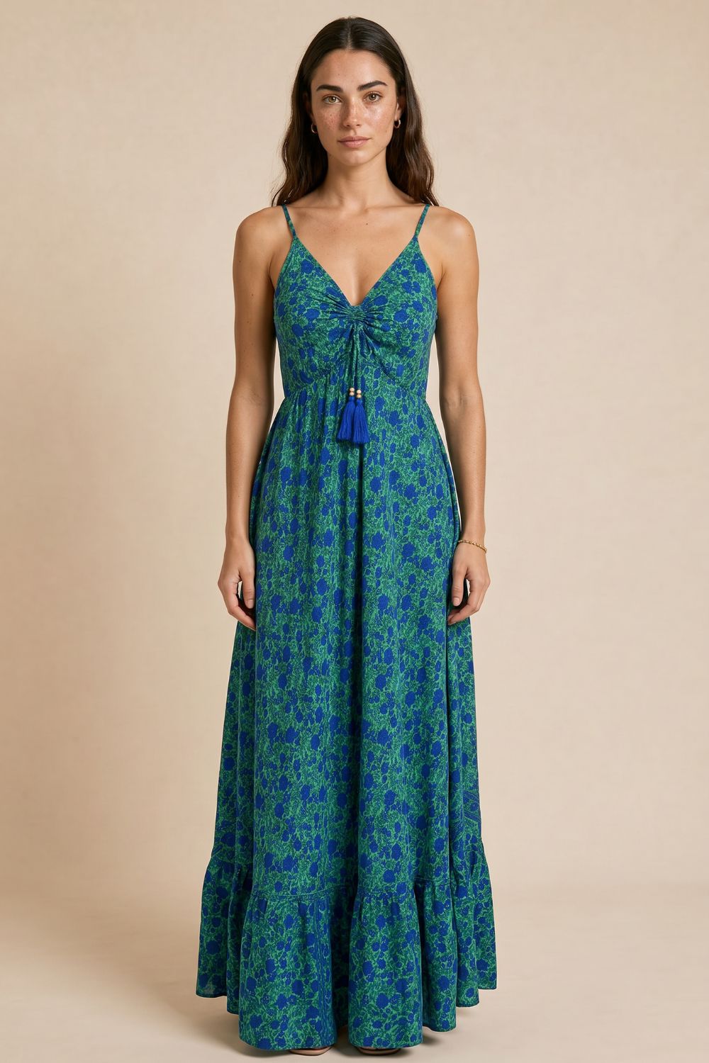 Anvi ART SILK Maxi Φόρεμα in green Κωδ: 1010gr Χαρακτηριστικά Προϊόντος • Υλικό: 100% Art Silk • Υφή: Ανάλαφρη, δροσερή και σατινέ • Γραμμή: Maxi με αέρινη εφαρμογή • Κόψιμο: Ασύμμετρο που κολακεύει τη σιλουέτα • Τιράντες: Ρυθμιζόμενες • Μπούστο: Με κορδόνι για καλύτερη εφαρμογή μέση με λάστιχο απλό μπροστά σφηκοφωλιά λάστιχο  πίσω στη μέση • Non Iron  Διαστάσεις (One Size) • Στήθος: έως 96 cm • Μέση: έως 98 cm • Περιφέρεια: έως 145 cm  Οδηγίες Φροντίδας • Πλύσιμο στο χέρι ή στους 30°C • Χωρίς στύψιμο • Δεν απαιτεί σιδέρωμα (non iron)