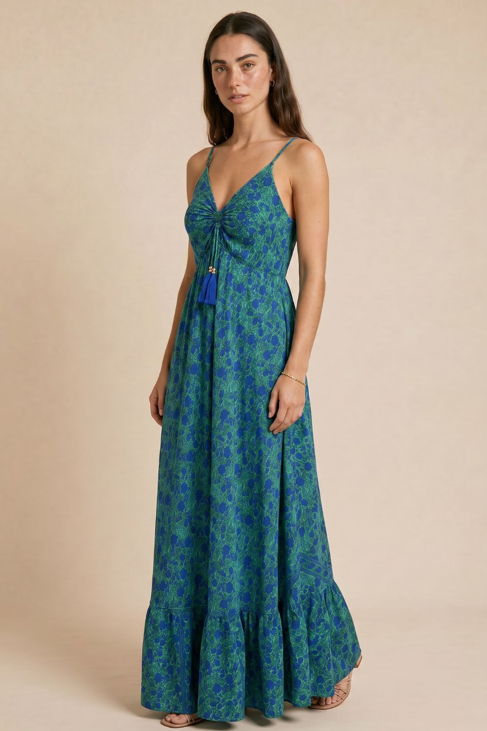 Anvi ART SILK Maxi Φόρεμα in green Κωδ: 1010gr Χαρακτηριστικά Προϊόντος • Υλικό: 100% Art Silk • Υφή: Ανάλαφρη, δροσερή και σατινέ • Γραμμή: Maxi με αέρινη εφαρμογή • Κόψιμο: Ασύμμετρο που κολακεύει τη σιλουέτα • Τιράντες: Ρυθμιζόμενες • Μπούστο: Με κορδόνι για καλύτερη εφαρμογή μέση με λάστιχο απλό μπροστά σφηκοφωλιά λάστιχο  πίσω στη μέση • Non Iron  Διαστάσεις (One Size) • Στήθος: έως 96 cm • Μέση: έως 98 cm • Περιφέρεια: έως 145 cm  Οδηγίες Φροντίδας • Πλύσιμο στο χέρι ή στους 30°C • Χωρίς στύψιμο • Δεν απαιτεί σιδέρωμα (non iron)