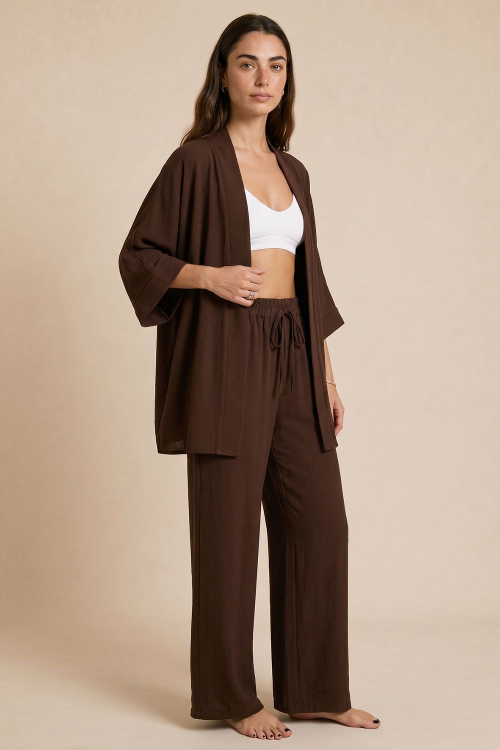 Σετ Κιμονό Παντελόνα Crepe in Brown Χαρακτηριστικά Προϊόντος Kimono • One Size Fit (καλύπτει έως X-Large) • Φαρδιά 3/4 μανίκια σε τετράγωνη γραμμή • Loose & αέρινη εφαρμογή • Ανάλαφρη κίνηση που ρέει όμορφα στο σώμα • Ύφασμα: Crepe • Υφή: Δροσερή & breathable • Στήθος: έως 115 cm • Εφαρμογή: καλύπτει έως XL Παντελόνα • Ύφασμα crêpe, ανάλαφρο & άνετο • Wide leg γραμμή • Λάστιχο στη μέση • Άνετη εφαρμογή χωρίς να πιέζει • Elegant flow σε κάθε κίνηση • Μέση: έως 90 cm • Περιφέρεια: έως 115 cm • Μήκος: 99 cm  Φροντίδα • Πλύσιμο έως 30°C • Χωρίς στύψιμο • Φυσικό στέγνωμα Non Iron