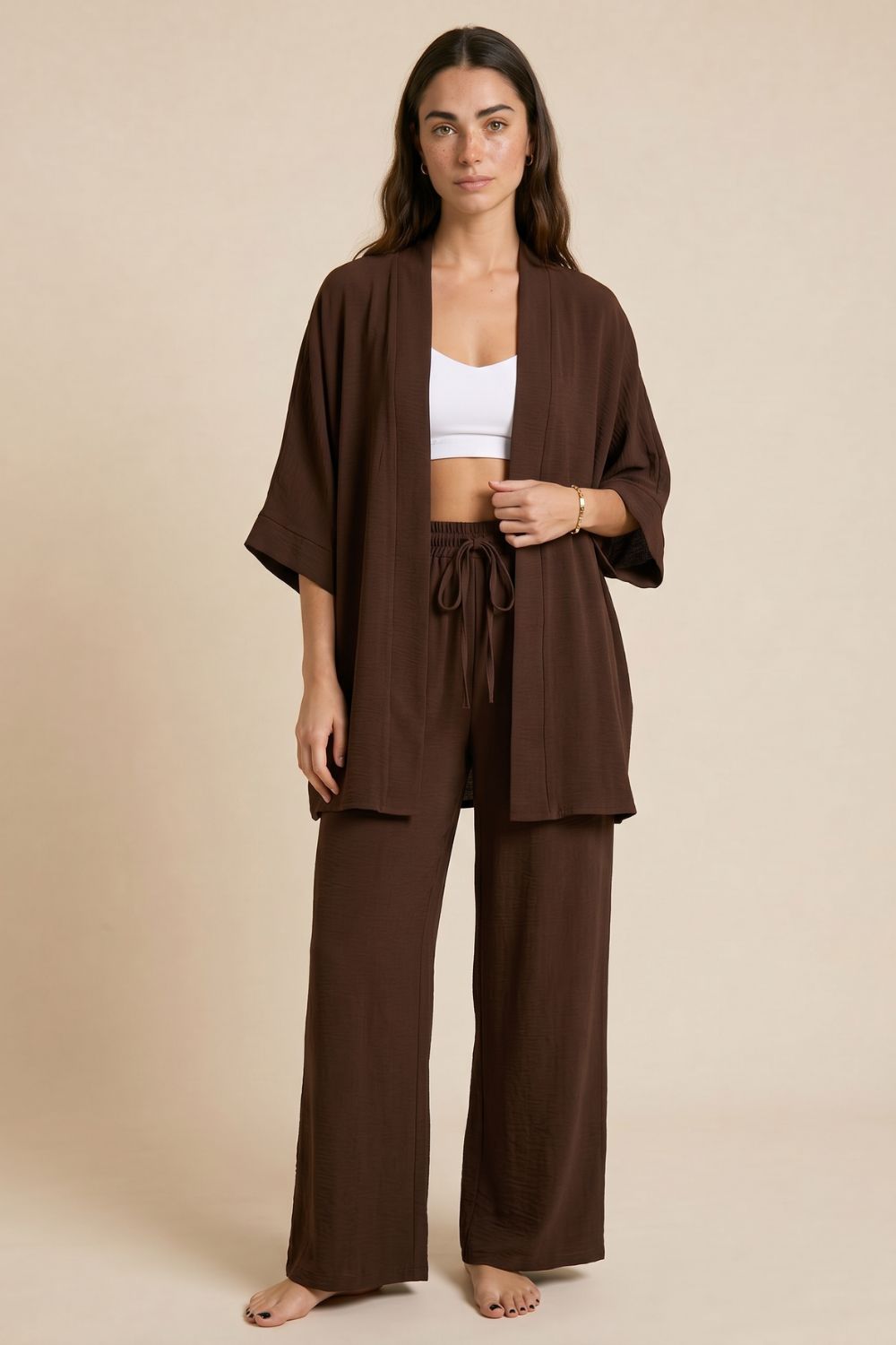 Σετ Κιμονό Παντελόνα Crepe in Brown Χαρακτηριστικά Προϊόντος Kimono • One Size Fit (καλύπτει έως X-Large) • Φαρδιά 3/4 μανίκια σε τετράγωνη γραμμή • Loose & αέρινη εφαρμογή • Ανάλαφρη κίνηση που ρέει όμορφα στο σώμα • Ύφασμα: Crepe • Υφή: Δροσερή & breathable • Στήθος: έως 115 cm • Εφαρμογή: καλύπτει έως XL Παντελόνα • Ύφασμα crêpe, ανάλαφρο & άνετο • Wide leg γραμμή • Λάστιχο στη μέση • Άνετη εφαρμογή χωρίς να πιέζει • Elegant flow σε κάθε κίνηση • Μέση: έως 90 cm • Περιφέρεια: έως 115 cm • Μήκος: 99 cm  Φροντίδα • Πλύσιμο έως 30°C • Χωρίς στύψιμο • Φυσικό στέγνωμα Non Iron