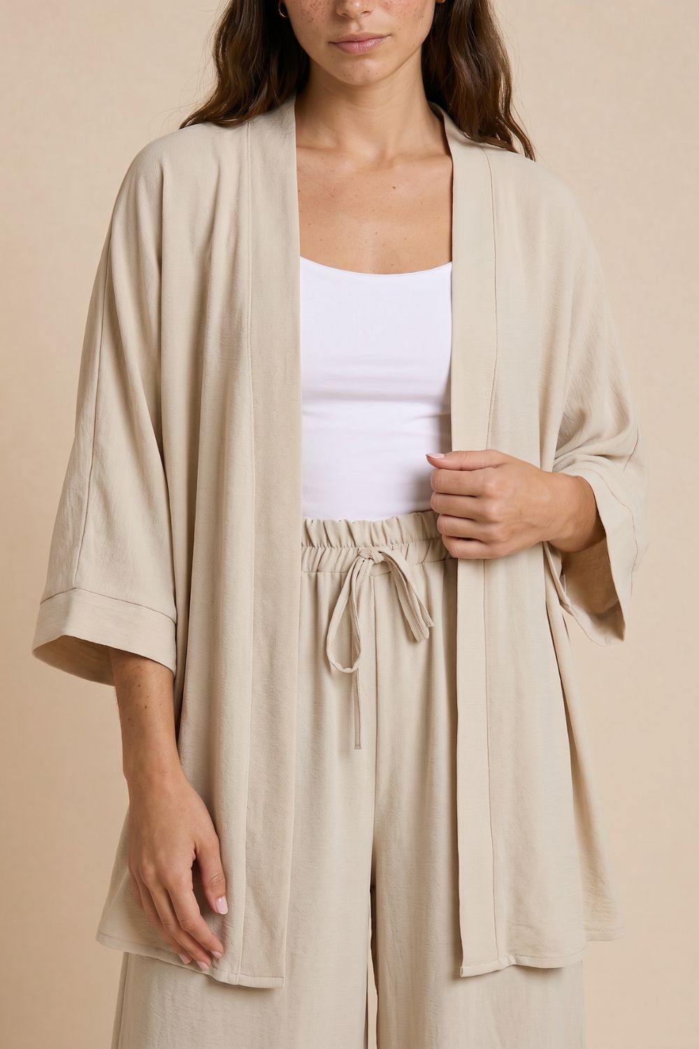 Σετ Κιμονό Παντελόνα Crepe in Camel  Χαρακτηριστικά Προϊόντος Kimono • One Size Fit (καλύπτει έως X-Large) • Φαρδιά 3/4 μανίκια σε τετράγωνη γραμμή • Loose & αέρινη εφαρμογή • Ανάλαφρη κίνηση που ρέει όμορφα στο σώμα • Ύφασμα: Crepe • Υφή: Δροσερή & breathable • Στήθος: έως 115 cm • Εφαρμογή: καλύπτει έως XL Παντελόνα • Ύφασμα crêpe, ανάλαφρο & άνετο • Wide leg γραμμή • Λάστιχο στη μέση • Άνετη εφαρμογή χωρίς να πιέζει • Elegant flow σε κάθε κίνηση • Μέση: έως 90 cm • Περιφέρεια: έως 115 cm • Μήκος: 99 cm  Φροντίδα • Πλύσιμο έως 30°C • Χωρίς στύψιμο • Φυσικό στέγνωμα Non Iron