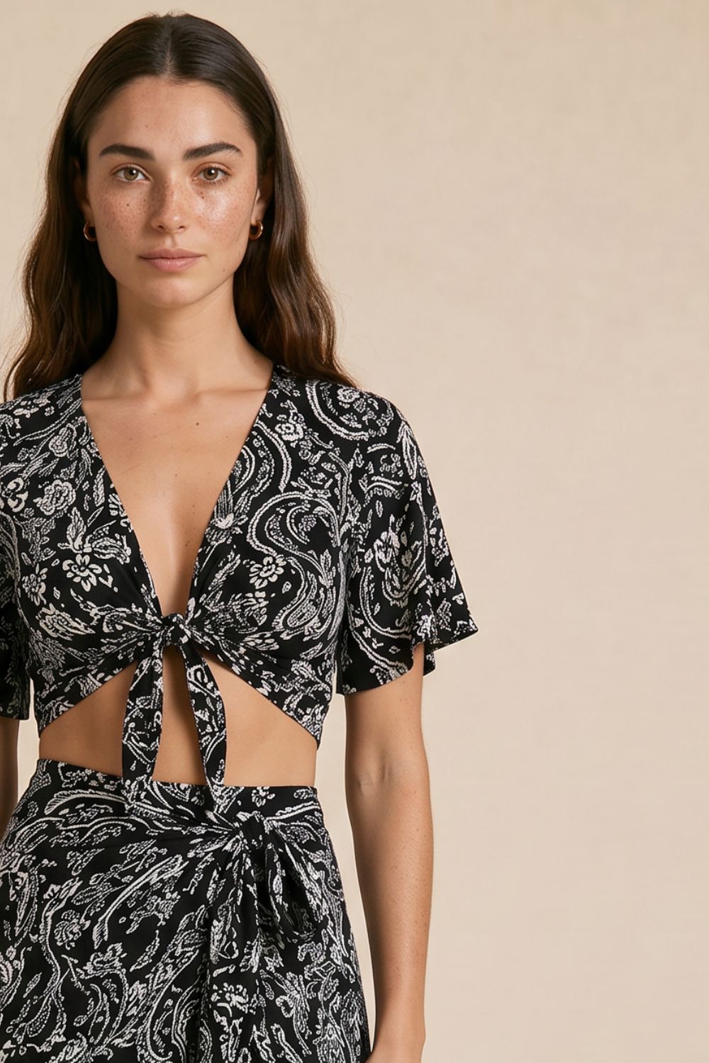 Viscose Λαχούρι  Κρουαζέ top in black and white Κωδ:21526 Χαρακτηριστικά Προϊόντος Top • Πολυμορφικό κρουαζέ σχέδιο • Δένει μπροστά & πίσω • Μπορεί να φορεθεί και ανάποδα • Άνοιγμα μπροστά ή στην πλάτη ανάλογα το styling • Μανίκι σε άνετη γραμμή • Ύφασμα: Viscose • Αίσθηση: Πολύ δροσερή & ανάλαφρη • Εφαρμογή: Άνετη • Ασύμμετρο τελείωμα • Αίσθηση: Ανάλαφρη & breathableΎφασμα: Viscose • Αίσθηση: Πολύ δροσερή, ανάλαφρη & εξαιρετικά μαλακή στην αφή • Breathable σύνθεση, ιδανική και για ευαίσθητα δέρματα ή άτομα με αλλεργίες  Διαστάσεις Top • Στήθος: έως 100 cm • Μέση: προσαρμόζεται με δέσιμο • Μήκος: κανονικό crop  Φροντίδα • Πλύσιμο έως 30°C • Χωρίς στύψιμο • Σιδέρωμα σε κανονική θερμοκρασία
