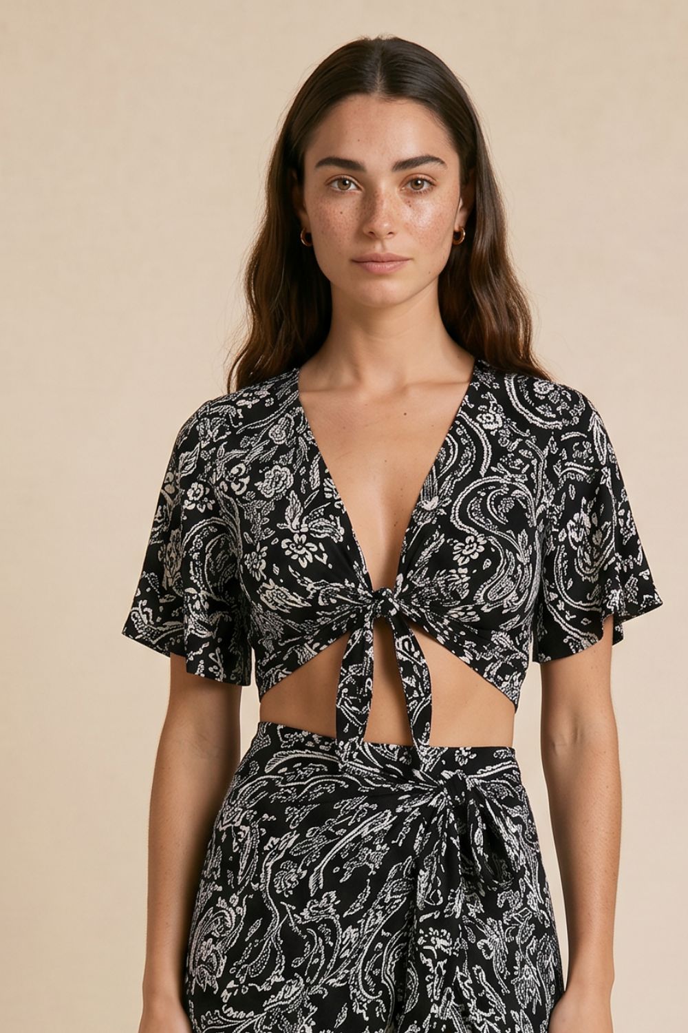 Viscose Λαχούρι  Κρουαζέ top in black and white Κωδ:21526 Χαρακτηριστικά Προϊόντος Top • Πολυμορφικό κρουαζέ σχέδιο • Δένει μπροστά & πίσω • Μπορεί να φορεθεί και ανάποδα • Άνοιγμα μπροστά ή στην πλάτη ανάλογα το styling • Μανίκι σε άνετη γραμμή • Ύφασμα: Viscose • Αίσθηση: Πολύ δροσερή & ανάλαφρη • Εφαρμογή: Άνετη • Ασύμμετρο τελείωμα • Αίσθηση: Ανάλαφρη & breathableΎφασμα: Viscose • Αίσθηση: Πολύ δροσερή, ανάλαφρη & εξαιρετικά μαλακή στην αφή • Breathable σύνθεση, ιδανική και για ευαίσθητα δέρματα ή άτομα με αλλεργίες  Διαστάσεις Top • Στήθος: έως 100 cm • Μέση: προσαρμόζεται με δέσιμο • Μήκος: κανονικό crop  Φροντίδα • Πλύσιμο έως 30°C • Χωρίς στύψιμο • Σιδέρωμα σε κανονική θερμοκρασία