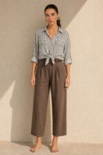Ριγέ Crop Πουκαμίσα in khaki Κωδ:1465 Χαρακτηριστικά Προϊόντος • Ριγέ crop πουκαμίσα • Γραμμή: Άνετη relaxed εφαρμογή • Μανίκι: Roll-up με κουμπί • Κλείσιμο: Με κουμπιά μπροστά • Ύφασμα: Super μαλακή και ανάλαφρη σύνθεση • Κατάλληλη για ευαίσθητα δέρματα • Αίσθηση: Δροσερή και breathable • Μέγεθος: One Size (καλύπτει έως Medium Plus)  Διαστάσεις • Στήθος: έως 100 cm • Μέση: έως 95 cm • Μήκος: Crop  Φροντίδα • Πλύσιμο έως 30°C • Δεν στύβεται • Φυσικό στέγνωμα • Easy care ύφασμα