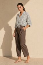 Ριγέ Crop Πουκαμίσα in khaki Κωδ:1465 Χαρακτηριστικά Προϊόντος • Ριγέ crop πουκαμίσα • Γραμμή: Άνετη relaxed εφαρμογή • Μανίκι: Roll-up με κουμπί • Κλείσιμο: Με κουμπιά μπροστά • Ύφασμα: Super μαλακή και ανάλαφρη σύνθεση • Κατάλληλη για ευαίσθητα δέρματα • Αίσθηση: Δροσερή και breathable • Μέγεθος: One Size (καλύπτει έως Medium Plus)  Διαστάσεις • Στήθος: έως 100 cm • Μέση: έως 95 cm • Μήκος: Crop  Φροντίδα • Πλύσιμο έως 30°C • Δεν στύβεται • Φυσικό στέγνωμα • Easy care ύφασμα