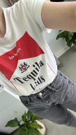 Το T-shirt Tequila “Tequila Kills Boredom” είναι το απόλυτο fun κομμάτι που θα δώσει χαρακτήρα σε κάθε casual εμφάνιση. Με playful graphic και άνετη oversized γραμμή, είναι ιδανικό για outfits που ξεχωρίζουν χωρίς προσπάθεια. Κατασκευασμένο από  βαμβάκι, προσφέρει απαλή υφή και άνεση όλη μέρα. Η crew λαιμόκοψη και τα κοντά μανίκια το κάνουν ένα all-time classic, ενώ το statement print μπροστά δίνει cool και ανεπιτήδευτο στυλ. Το τέλειο tee για να απογειώσεις τα everyday looks σου.  Styling Tips • Συνδύασέ το με jeans για effortless casual look • Φόρεσέ το με biker shorts για sporty chic outfit • Βάλε το μέσα από blazer για πιο fashion-forward αποτέλεσμα • Ιδανικό με sneakers ή flat sandals