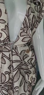 Floral Embroidered Set Elegant σετ με floral κέντημα που αποτελείται από αμάνικο κρουαζέ top και wide leg παντελόνα σε άνετη γραμμή. Το ιδιαίτερο embroidered σχέδιο χαρίζει sophisticated boho αισθητική, ενώ η relaxed εφαρμογή δημιουργεί effortless chic αποτέλεσμα για όλες τις ώρες της ημέρας. Το αμάνικο κρουαζέ top διαθέτει εσωτερικό και εξωτερικό κούμπωμα με λεπτό κορδονάκι στη μέση για πιο σωστή εφαρμογή και θηλυκή σιλουέτα. Η παντελόνα έχει φαρδιά γραμμή τύπου culotte με λάστιχο στο πίσω μέρος της μέσης για extra άνεση και τέλεια εφαρμογή. Ένα ιδιαίτερο σετ με elegant χαρακτήρα που μπορεί να φορεθεί από το πρωί έως το βράδυ, ιδανικό για resort εμφανίσεις, καλοκαιρινές εξόδους και διακοπές. Styling Tip Συνδύασέ το με flat sandals και oversized ψάθινη τσάντα για elegant island look ή με χρυσά κοσμήματα και mules για sophisticated βραδινή εμφάνιση.