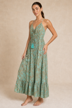 Anvi ART SILK Maxi Φόρεμα in Mint  Χαρακτηριστικά Προϊόντος • Υλικό: 100% Art Silk • Υφή: Ανάλαφρη, αέρινη και δροσερή • Γραμμή: Maxi με χαλαρή εφαρμογή • Σχέδιο: Εντυπωσιακό mint  εμπριμέ print • Μπούστο: Σούρες στο κέντρο με decorative φουντάκια • Τιράντες: Λεπτές και ρυθμιζόμενες • Εφαρμογή: Άνετη και θηλυκή • Ιδιότητα: Non Iron  Διαστάσεις (One Size) • Στήθος: έως 96 cm • Μέση: έως 98 cm • Περιφέρεια: έως 145 cm  Οδηγίες Φροντίδας • Πλύσιμο στο χέρι ή στους 30°C • Χωρίς στύψιμο • Δεν απαιτεί σιδέρωμα (non iron)