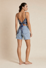 Satin Bandana Top in navy Χαρακτηριστικά Προϊόντος • Satin bandana top με λαχούρι σχέδιο • Ρυθμιζόμενα ραντάκια με αυξομείωση • Δένει στην πλάτη για προσαρμοζόμενη εφαρμογή • Ανοιχτή πλάτη με εντυπωσιακή λεπτομέρεια δεσίματος • Δροσερή και απαλή σατινέ υφή • Ανάλαφρη αίσθηση στο σώμα • Ιδανικό για καλοκαιρινές και resort εμφανίσεις • One Size (καλύπτει έως Medium Plus) Διαστάσεις Μέγεθος Στήθος Μέση One Size έως 100 cm έως 92 cm Φροντίδα • Πλύσιμο έως 30°C • Δεν στύβεται • Σιδέρωμα σε χαμηλή θερμοκρασία με ατμό • Αποφεύγεται το στεγνωτήριο