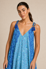 Julie Dress in blue and mint  Χαρακτηριστικά Προϊόντος • Υλικό: 100% Art Silk • Υφή: Ανάλαφρη, δροσερή & σατινέ • Γραμμή: Maxi με αέρινη εφαρμογή • Κόψιμο: Ασύμμετρο που κολακεύει τη σιλουέτα • Λαιμόκοψη: V cut μπροστά & πίσω • Ραντάκια: Κορδονάκια που δένουν και προσαρμόζονται • Τελείωμα: Ασύμμετρο • Ιδιότητα: Non Iron • Μέγεθος: One Size (καλύπτει έως Large Plus)  Διαστάσεις • Στήθος: έως 100–105 cm • Μέση: έως 100 cm • Περιφέρεια: έως 145 cm  Οδηγίες Φροντίδας • Πλύσιμο στο χέρι ή στους 30°C • Χωρίς στύψιμο • Φυσικό στέγνωμα • Δεν απαιτεί σιδέρωμα (non iron)
