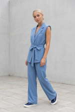 Σετ Γιλέκο και  Παντελόνι  in indigo  Χαρακτηριστικά Προϊόντος • Σετ: Γιλέκο & παντελόνι • Γιλέκο: Αμάνικο με ζώνη στη μέση • Γραμμή: Άνετη – tailored εφαρμογή • Παντελόνι: Ίσια γραμμή • Στυλ: Minimal – elegant – modern  Διαστάσεις • Στήθος: έως 100–105 cm • Μέση: έως 95 cm • Περιφέρεια: έως 110–115 cm  Φροντίδα • Πλύσιμο έως 30°C • Χωρίς έντονο στύψιμο • Non iron – δεν χρειάζεται σιδέρωμα • Προτείνεται κρέμασμα για διατήρηση φόρμας