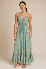 Anvi ART SILK Maxi Φόρεμα in Mint  Χαρακτηριστικά Προϊόντος • Υλικό: 100% Art Silk • Υφή: Ανάλαφρη, αέρινη και δροσερή • Γραμμή: Maxi με χαλαρή εφαρμογή • Σχέδιο: Εντυπωσιακό mint  εμπριμέ print • Μπούστο: Σούρες στο κέντρο με decorative φουντάκια • Τιράντες: Λεπτές και ρυθμιζόμενες • Εφαρμογή: Άνετη και θηλυκή • Ιδιότητα: Non Iron  Διαστάσεις (One Size) • Στήθος: έως 96 cm • Μέση: έως 98 cm • Περιφέρεια: έως 145 cm  Οδηγίες Φροντίδας • Πλύσιμο στο χέρι ή στους 30°C • Χωρίς στύψιμο • Δεν απαιτεί σιδέρωμα (non iron)