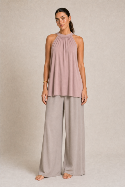 Eretria Viscose Neckholder Top in Dusty Pink Χαρακτηριστικά Προϊόντος • Neckholder σχέδιο που αναδεικνύει ώμους και λαιμό • Δέσιμο πίσω στον λαιμό για προσαρμοζόμενη εφαρμογή • Άνετη και αέρινη γραμμή • Μαλακό και δροσερό ύφασμα viscose • Εξαιρετικά ευχάριστη αίσθηση στο σώμα • Ανάλαφρη εφαρμογή που δεν πιέζει • Ασύμμετρο τελείωμα για πιο κομψή κίνηση • One Size – καλύπτει έως Large Διαστάσεις • Στήθος: έως 110 cm • Μέση: έως 115 cm • Μήκος: περίπου 68-75 cm (ασύμμετρο) Φροντίδα • Πλύσιμο έως 30°C • Χωρίς στύψιμο • Φυσικό στέγνωμα • Σιδέρωμα σε χαμηλή θερμοκρασία • Όχι στεγνωτήριο