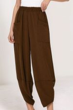 Σαλβάρι Crepe in brown Χαρακτηριστικά Προϊόντος • Παντελόνα σαλβάρι σε μοντέρνα oversized γραμμή • Άνετη εφαρμογή με ιδιαίτερο σχεδιασμό στο τελείωμα • Λάστιχο στη μέση για μεγαλύτερη άνεση και σωστή εφαρμογή • Μεγάλες μπροστινές τσέπες • Ύφασμα crepe με ανάλαφρη υφή • Δροσερό και ευκολοφόρετο για όλη την ημέρα • Non Iron – δεν χρειάζεται σιδέρωμα • Άνετη γραμμή που δεν πιέζει το σώμα • One Size (καλύπτει έως X-Large) Διαστάσεις Μέγεθος Μέση Περιφέρεια Μήκος One Size έως 110 cm έως 130 cm 95 cm Φροντίδα • Πλύσιμο έως 30°C • Χωρίς στύψιμο • Φυσικό στέγνωμα • Δεν χρειάζεται σιδέρωμα (Non Iron)