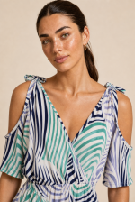 Shoulder Cut Μαγιόπανο Φόρεμα in Navy Χαρακτηριστικά Προϊόντος • Maxi φόρεμα σε αέρινη γραμμή • Shoulder cut σχέδιο που αναδεικνύει διακριτικά τους ώμους • Μανίκια 3/4 • Κρουαζέ άνοιγμα μπροστά • Λάστιχο στη μέση για άνετη και κολακευτική εφαρμογή • Σκίσιμο στο πλάι για περισσότερη κίνηση • Ύφασμα: Μαλακό & δροσερό μαγιόπανο • Υφή: Εξαιρετικά απαλή, ανάλαφρη & breathable • Εφαρμογή: Άνετη – relaxed fit • Μέγεθος: One Size (καλύπτει έως 2XL) • Ιδιότητα: Non Iron • Κατάλληλο για ευαίσθητα δέρματα • Ιδανικό για καθημερινές εμφανίσεις, διακοπές και resort looks Διαστάσεις Μέγεθος Στήθος Μέση Περιφέρεια Μήκος One Size έως 125 cm έως 120 cm έως 150 cm περίπου 140 cm Φροντίδα • Πλύσιμο έως 30°C • Χωρίς στύψιμο • Φυσικό στέγνωμα • Δεν χρειάζεται σιδέρωμα (Non Iron)