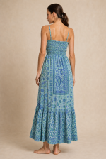 Anvi Art Silk Maxi Φόρεμα in Blue Floral Χαρακτηριστικά Προϊόντος • Maxi φόρεμα σε αέρινη και θηλυκή γραμμή • Εντυπωσιακό floral print σε αποχρώσεις του μπλε • 100% Art Silk ύφασμα • Ανάλαφρη, δροσερή και μεταξένια υφή • Σούρες στο μπούστο για καλύτερη εφαρμογή • Decorative φουντάκια στο κέντρο του ντεκολτέ • Λεπτές ρυθμιζόμενες τιράντες • Άνετη εφαρμογή που αγκαλιάζει όμορφα το σώμα • Δεν διαφανίζει • Ιδανικό για διακοπές, καλοκαιρινές εξόδους και ιδιαίτερες περιστάσεις • Non Iron Διαστάσεις Μέγεθος Στήθος Μέση Περιφέρεια One Size έως 96 cm έως 98 cm έως 145 cm Σύνθεση • 100% Art Silk Φροντίδα • Πλύσιμο στο χέρι ή έως 30°C • Χωρίς στύψιμο • Φυσικό στέγνωμα • Δεν απαιτεί σιδέρωμα (Non Iron)