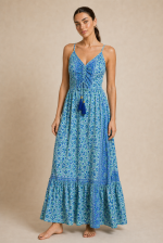 Anvi Art Silk Maxi Φόρεμα in Blue Floral Χαρακτηριστικά Προϊόντος • Maxi φόρεμα σε αέρινη και θηλυκή γραμμή • Εντυπωσιακό floral print σε αποχρώσεις του μπλε • 100% Art Silk ύφασμα • Ανάλαφρη, δροσερή και μεταξένια υφή • Σούρες στο μπούστο για καλύτερη εφαρμογή • Decorative φουντάκια στο κέντρο του ντεκολτέ • Λεπτές ρυθμιζόμενες τιράντες • Άνετη εφαρμογή που αγκαλιάζει όμορφα το σώμα • Δεν διαφανίζει • Ιδανικό για διακοπές, καλοκαιρινές εξόδους και ιδιαίτερες περιστάσεις • Non Iron Διαστάσεις Μέγεθος Στήθος Μέση Περιφέρεια One Size έως 96 cm έως 98 cm έως 145 cm Σύνθεση • 100% Art Silk Φροντίδα • Πλύσιμο στο χέρι ή έως 30°C • Χωρίς στύψιμο • Φυσικό στέγνωμα • Δεν απαιτεί σιδέρωμα (Non Iron)