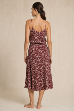 Floral Viscose Set in Burgundy Χαρακτηριστικά Προϊόντος Draped Cami Top • Αέρινο lingerie top με μικρό floral print • Draped λαιμόκοψη που αγκαλιάζει όμορφα το μπούστο • Λεπτές τιράντες για κομψή και θηλυκή εμφάνιση • Ανάλαφρη και δροσερή εφαρμογή • Σταθερό ύφασμα viscose mix • Κατάλληλο για ευαίσθητα δέρματα • Κανονική προς χαλαρή γραμμή • One Size (καλύπτει έως Large) Midi Floral Φούστα • Midi φούστα με μικρό floral print • Ελαφρώς Α γραμμή • Ανάλαφρη εφαρμογή που κινείται όμορφα στο σώμα • Λάστιχο στη μέση για άνετη εφαρμογή • Σταθερό viscose mix ύφασμα • Δροσερή και ευκολοφόρετη • Κατάλληλη για ευαίσθητα δέρματα • One Size Διαστάσεις Top Μέγεθος Στήθος Κοιλιά Περιφέρεια Μήκος One Size έως 105 cm έως 98 cm έως 108 cm 63 cm Διαστάσεις Φούστας Μέγεθος Μέση Περιφέρεια Μήκος One Size έως 92 cm έως 104 cm 87 cm Σύνθεση Top: 87% Viscose, 13% Polyamide Φούστα: Viscose Mix Φροντίδα • Πλύσιμο έως 30°C • Χωρίς στύψιμο • Φυσικό στέγνωμα • Σιδέρωμα σε χαμηλή θερμοκρασία