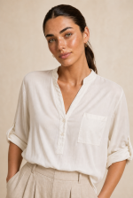 Mao Neck Viscose Oversized Πουκαμίσα in nude Κωδικός: 200227 Χαρακτηριστικά Προϊόντος • Mao neck λαιμόκοψη για minimal και κομψό αποτέλεσμα • Oversized εφαρμογή σε χαλαρή γραμμή • One Size – καλύπτει έως X-Large • Περιφέρεια στήθους: έως 115 cm • Μαλακό, ανάλαφρο και breathable ύφασμα viscose • Εξαιρετικά δροσερή αίσθηση στο σώμα • Κατάλληλη για ευαίσθητα και αλλεργικά δέρματα • Roll-up μανίκια για διαφορετικές επιλογές styling • Ιδανική για layering • Άνετη εφαρμογή που δεν πιέζει το σώμα  Διαστάσεις Μέγεθος Στήθος Μήκος Μπροστά Μήκος Πίσω Μανίκι One Size έως 115 cm 70 cm 74 cm 58 cm  Φροντίδα • Πλύσιμο στο πλυντήριο έως 30°C • Χωρίς στύψιμο • Σιδέρωμα σε χαμηλή θερμοκρασία