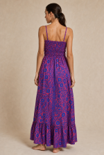 Anvi ART SILK Maxi Φόρεμα in magenta blue  Χαρακτηριστικά Προϊόντος • Υλικό: 100% Art Silk • Υφή: Ανάλαφρη, αέρινη και δροσερή • Γραμμή: Maxi με χαλαρή εφαρμογή • Σχέδιο: Εντυπωσιακό  magenta -μπλε εμπριμέ print1 • Μπούστο: Σούρες στο κέντρο με decorative φουντάκια • Τιράντες: Λεπτές και ρυθμιζόμενες • Εφαρμογή: Άνετη και θηλυκή • Ιδιότητα: Non Iron  Διαστάσεις (One Size) • Στήθος: έως 96 cm • Μέση: έως 98 cm • Περιφέρεια: έως 145 cm  Οδηγίες Φροντίδας • Πλύσιμο στο χέρι ή στους 30°C • Χωρίς στύψιμο • Δεν απαιτεί σιδέρωμα (non iron)