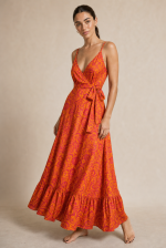 Gini Κρουαζέ Φόρεμα art silk in coral Κωδικός: 1099coral  Χαρακτηριστικά Προϊόντος • Ύφασμα: 100% Art Silk in coral • Υφή: Σατινέ, αέρινη και δροσερή • Γραμμή: Χαλαρή εφαρμογή • Σχέδιο: Κρουαζέ • Τελείωμα: Ασύμμετρο • Ραντάκια: Αυξομειώνονται • Πλάτη: Σφηκοφωλιά με λάστιχο για άνεση και καλύτερη εφαρμογή • Ιδιότητα: Non iron 📏 Διαστάσεις Φορέματος • Στήθος: έως 96 cm • Μέση: έως 98 cm • Περιφέρεια: έως 145 cm Οδηγίες Φροντίδας • Πλύσιμο στο χέρι ή στους 30°C • Όχι στύψιμο • Δεν χρειάζεται σιδέρωμα